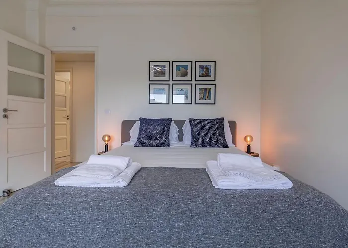 Glamorous 2bdr By Lovelystay *