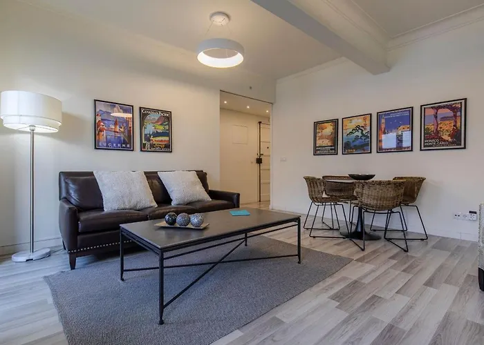 Glamorous 2bdr By Lovelystay