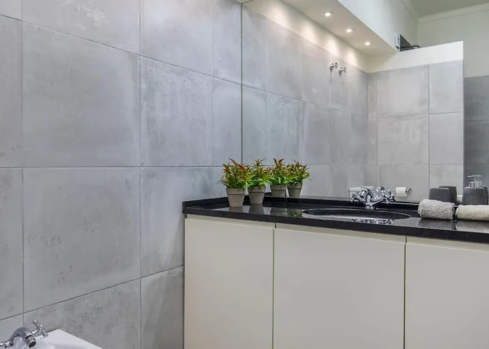 Glamorous 2bdr By Lovelystay