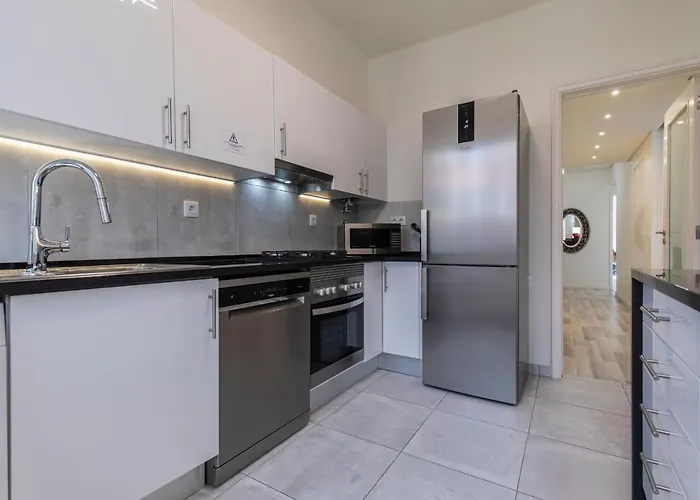 Glamorous 2bdr By Lovelystay