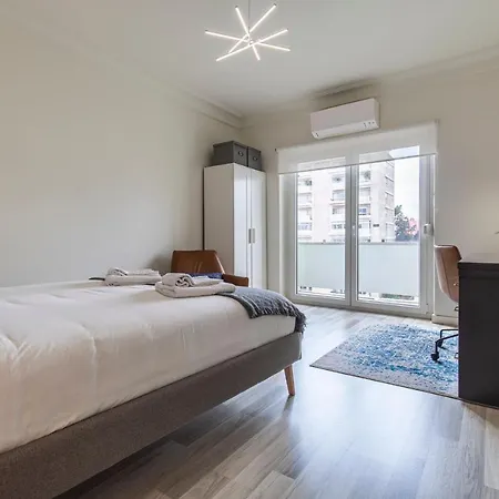 Glamorous 2bdr By Lovelystay Лиссабон